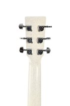 Serie 1 Grand OM Acoustique-Électrique Guitar, Polished Gloss Metallic Flake Blanc/Argent